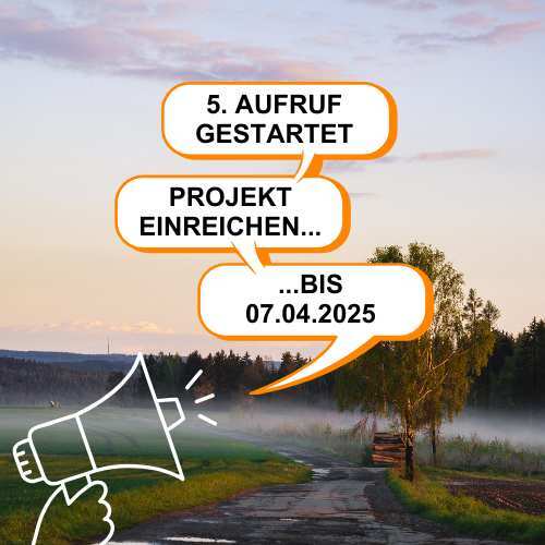 Auf dem Bild ist eine Art Plakat oder digitale Grafik zu sehen. Im Hintergrund befindet sich eine ländliche Straße, die in die Ferne führt, gesäumt von Bäumen und umgeben von Nebel oder Dunst – es wirkt wie eine morgendliche Szene. Im Vordergrund ist eine gezeichnete Hand mit einem Megafon abgebildet. Aus dem Megafon kommen drei Sprechblasen mit folgenden Texten in deutscher Sprache: * „6.Aufruf gestartet“ * „Projekt eireichen“ * „Bis 04.08.2025“ Die Sprechblasen sind in orange umrandet und heben sich deutlich vom Hintergrund ab. Die Grafik dient als Flyer für den 5. LEADER-Aufruf.
