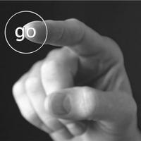 Eine Hand die mit dem Zeigefinder in Richtung des Betrachters zeigt. Genau auf der Zeigefingerspitze der Hand befindet sich ein Kreis in dessen Mitte das Wort "go" (Englisch für "gehen/starten") steht.