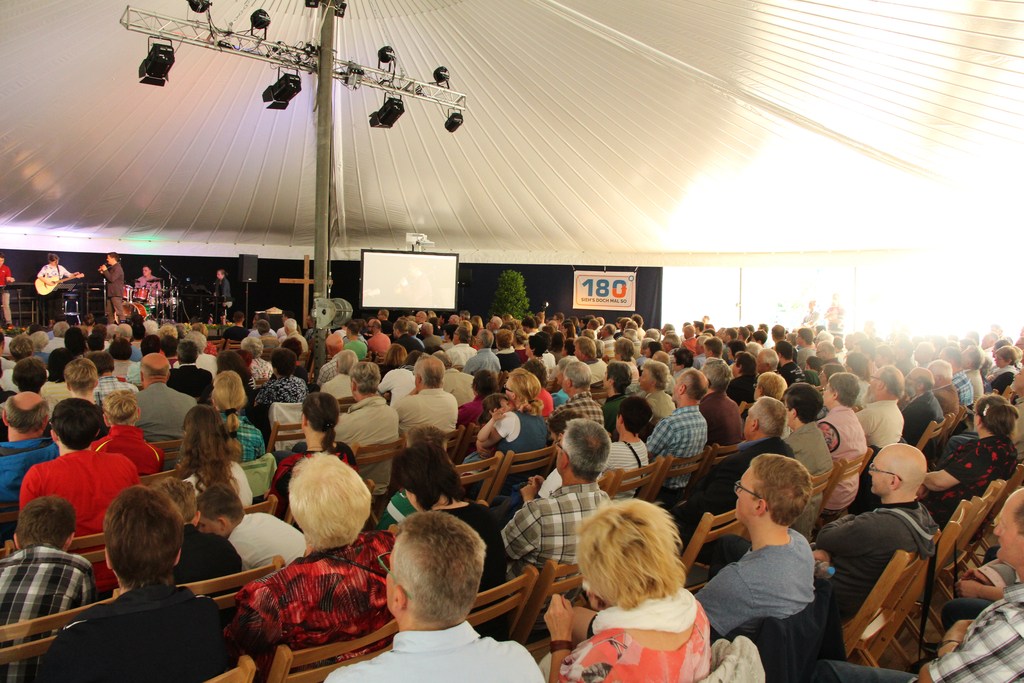 Ein Festzelt mit vielen Besuchern zur Evangelisationswoche 2018 in Drebach