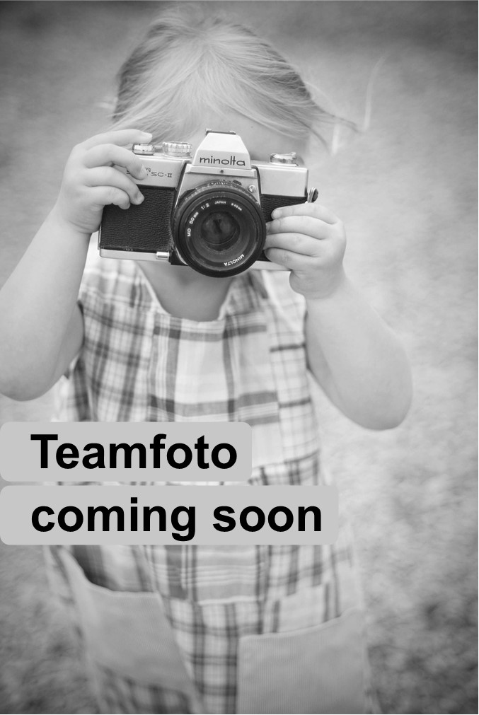 Auf dem Bild ist ein Kind, welches eine Kamera vor sein gesicht hält zu sehen. In der unteren Bildhälfte findet sich zudem die Aufschrift: "Teamfoto coming soon" (Englisch für "Teamfoto kommt bald"). Auf dem Bild ist ein Kind, welches eine Kamera vor sein gesicht hält zu sehen. In der unteren Bildhälfte findet sich zudem die Aufschrift: "Teamfoto coming soon" (Englisch für "Teamfoto kommt bald").